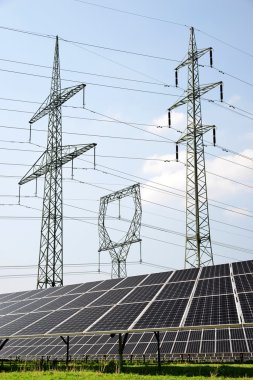 güneş panelleri ile elektrik direkleri.