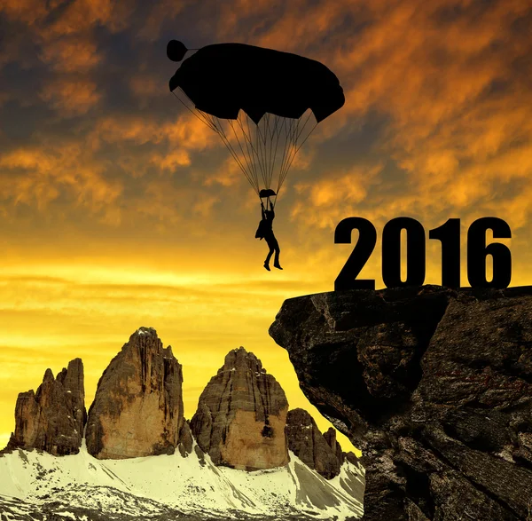 Silhouette fallskärmshoppare fallskärmshoppare landar i att nytt år 2016 — Stockfoto