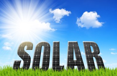 Güneş enerjisi panelleri üzerinde çayır.