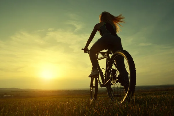 자전거를 타고 소녀 — 스톡 사진