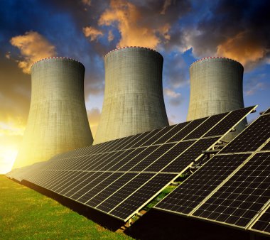 Güneş enerjisi panelleri ve nükleer enerji santrali