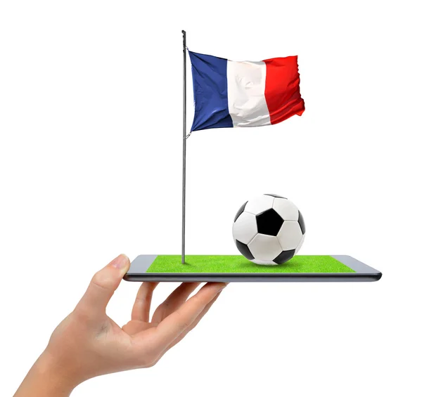 Mão segurando tablet digital pc com bola de futebol e bandeira francesa — Fotografia de Stock