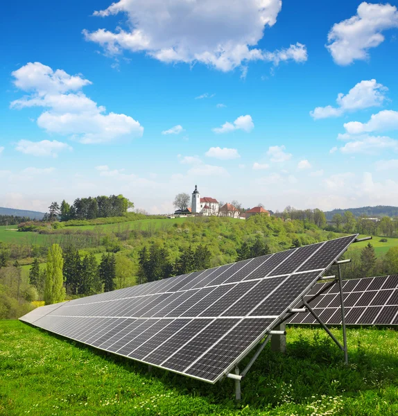 Solární panely v jarní krajina. — Stock fotografie