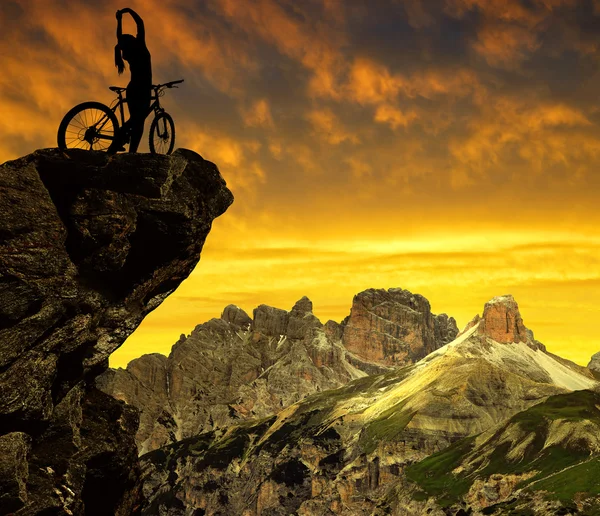 Silhueta do ciclista de bicicleta ao pôr-do-sol  . — Fotografia de Stock