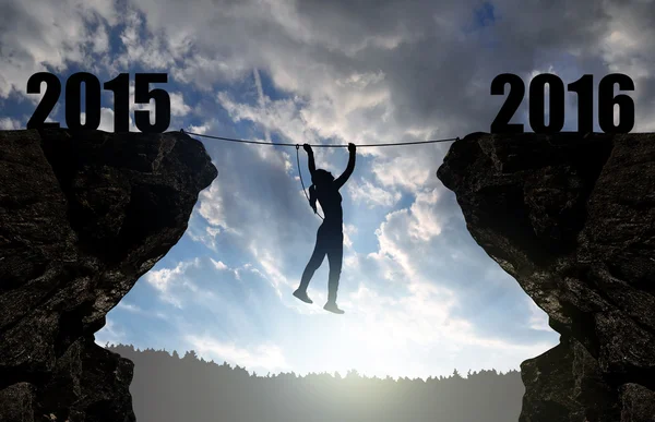 Menina sobe através do abismo para o Ano Novo 2016 . — Fotografia de Stock