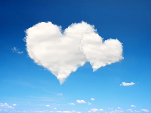 蓝色的天空洁白的云朵，在形式的心. — 图库照片