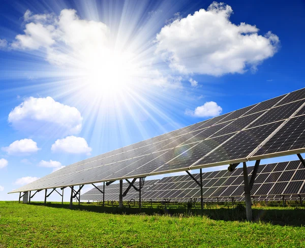 Painéis solares contra o céu ensolarado . — Fotografia de Stock