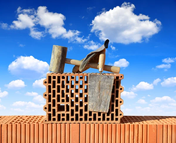 La construcción de una pared de ladrillo. — Foto de Stock