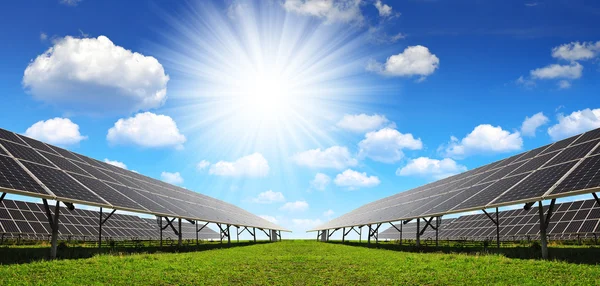 Paneles solares contra el cielo soleado . — Foto de Stock