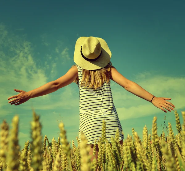 Mujer feliz con sombrero — Foto de Stock