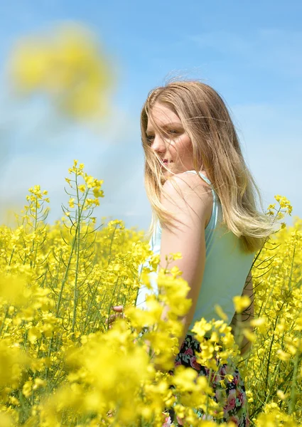 Žena na kvetoucí pole řepky — Stock fotografie