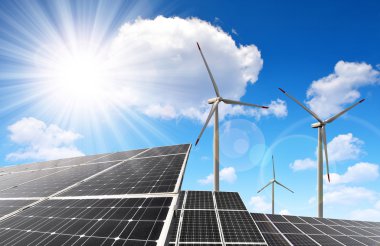 Güneş enerjisi panelleri ve rüzgar türbinleri.