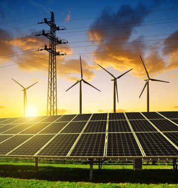 Rüzgar türbinleri ve elektrik pilon gün batımında güneş panelleri.