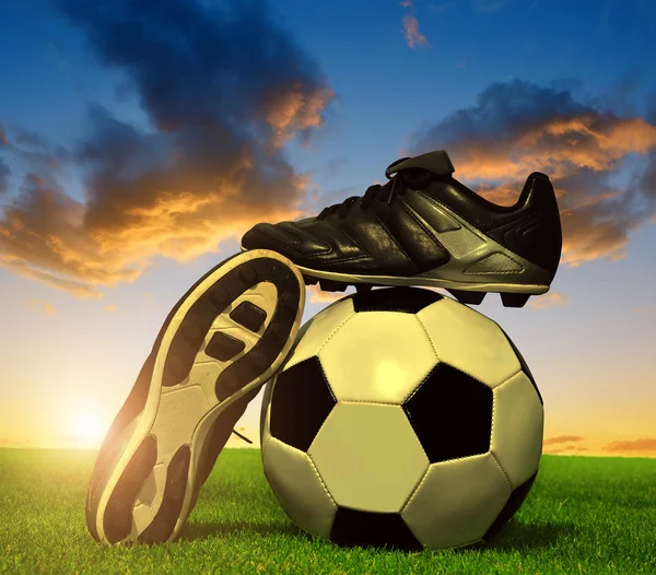 Μπάλα ποδοσφαίρου και παπούτσια — Φωτογραφία Αρχείου