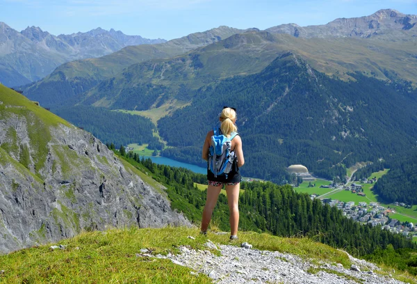 Caminhante olha para a cidade alpina Davos — Fotografia de Stock