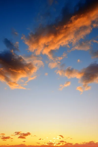 Színes ég felhőkkel naplementekor. — Stock Fotó