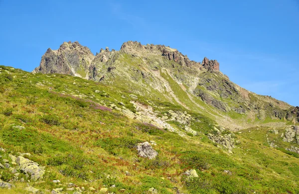 Berge über Klöstern - Schweiz — Stockfoto