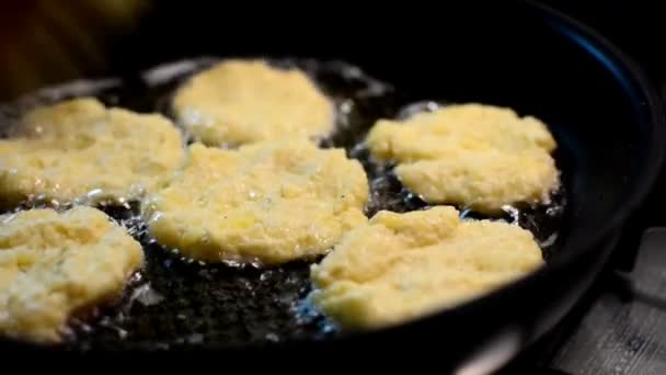 Panquecas de batata para fritar — Vídeo de Stock