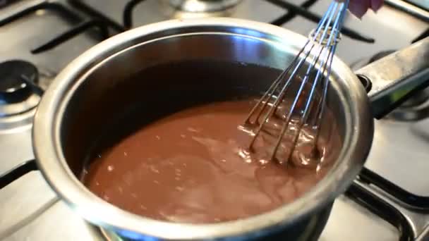 Cooking chocolate pudding — Stockvideo