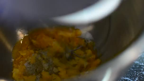 Збивання яєчних жовтків — стокове відео