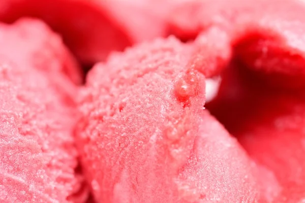 Малиновое мороженое — стоковое фото