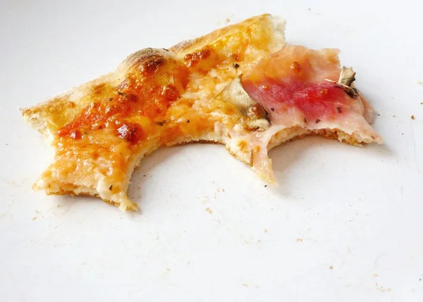 Pizza restante sur assiette — Photo