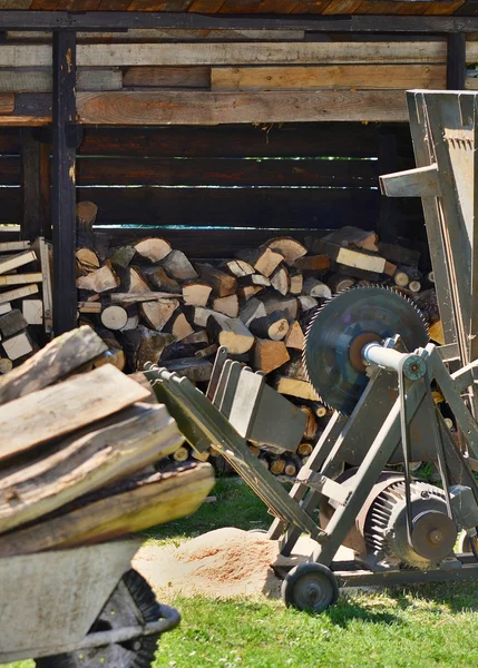 Circular saw with logs — Stock Photo, Image