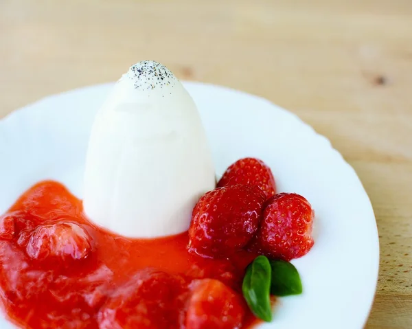 Çilek panna cotta — Stok fotoğraf