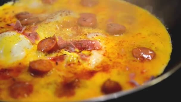 Jamón y huevos cocinando — Vídeos de Stock