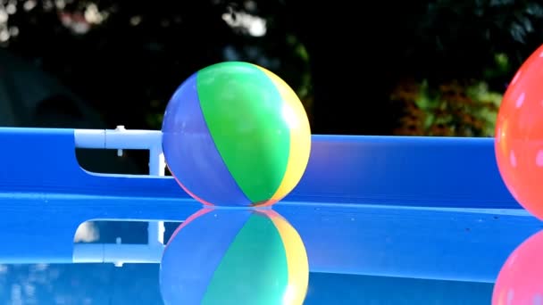 Bolas de playa en la piscina — Vídeos de Stock