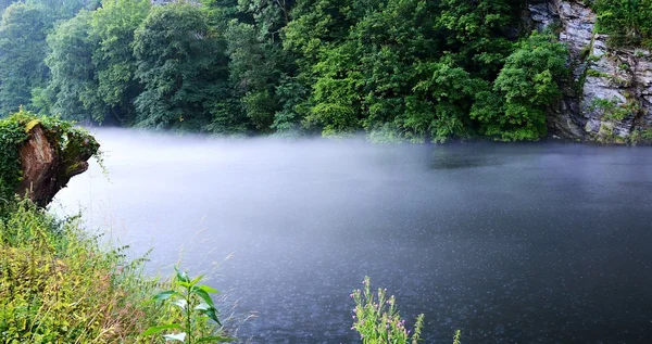 Río brumoso bajo la lluvia — Foto de Stock