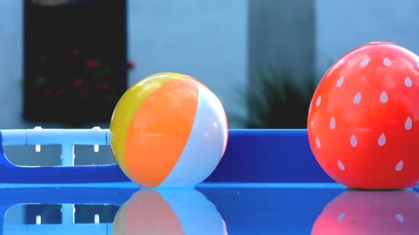 Пляжные мячи в бассейне — стоковое видео