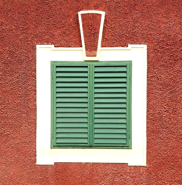 Antigua Ventana Barroca Con Marco Blanco Persianas Exteriores Madera Verde — Foto de Stock