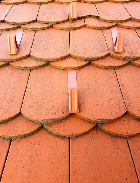 带有雪墙的橙色瓷砖橙色屋顶的全框架特写 — 图库照片