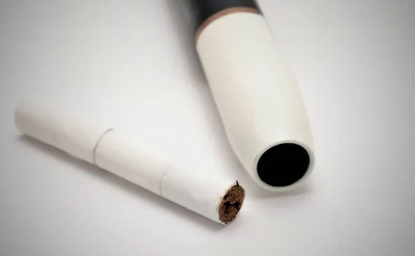 Nie Palić Elektroniczny Grzejnik Papierosowy Kijem Tytoniowym Białym Tle — Zdjęcie stockowe