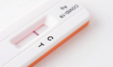 Beyaz arka planda COVID-19 antikorlarının yakalanması için yapılan ev antijen testi. Negatif sonuç veriyor. 