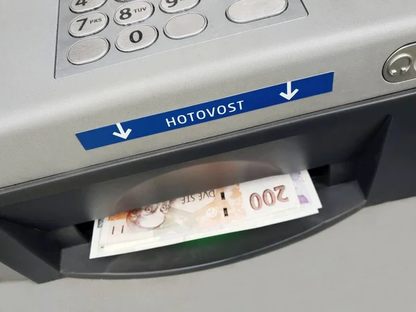 Praag Tsjechië April 2021 Geld Opnemen Bij Geldautomaat Van Bank — Stockfoto