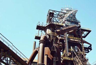 OSTRAVA, CZECH REPUBLIC - 21 Nisan 2019: Bolt Tower adlı gözlem kulesi Ostrava, Dolni Vitkovice endüstriyel demir fabrikaları ve kömür madenciliği alanında bir numaralı fırının üzerine inşa edildi. Bolt Tower 80 metre yüksekliğinde ve aynı zamanda bir kafe kulübü içeriyor..