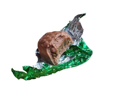 Açılmamış alüminyum folyoda kayıp bir ısırıkla çikolatalı trüf, beyaz arka planda izole edilmiş..