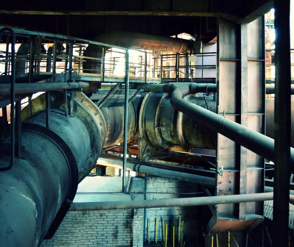 Ancien Intérieur Usine Abandonné Avec Nombreuses Tuyauteries Rouillées Grande Tuyauterie — Photo