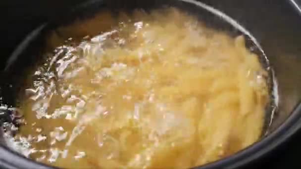 Kogende Vand Med Pasta Gryden Fremstilling Pasta Varmt Vand Opløsning – Stock-video