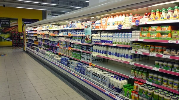 Kühlschrank im Supermarkt — Stockfoto