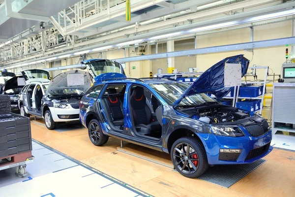 Skoda Octavia sur la ligne de convoyeur dans l'usine — Photo