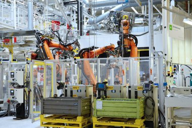 Araba fabrikasında otomatik robot