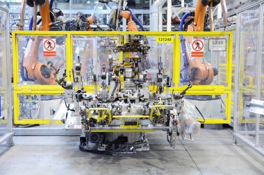 Araba fabrikasında otomatik robot