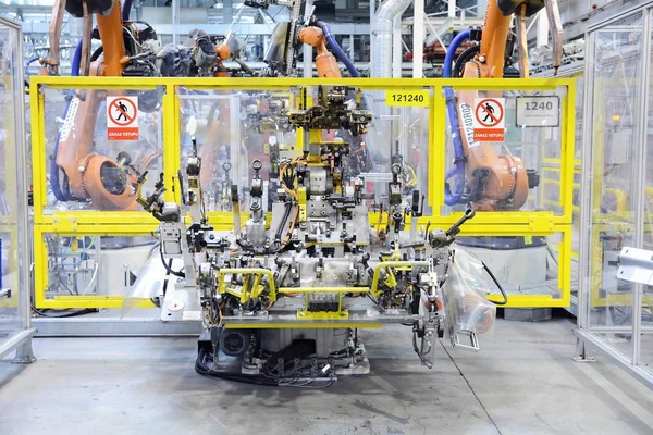 Robô automático na fábrica de carros — Fotografia de Stock
