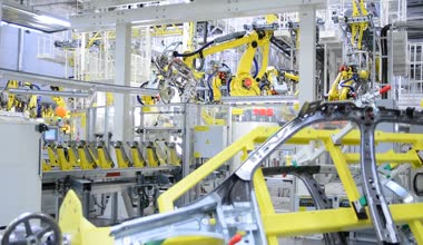 Sarı robot savaş silahları Skoda Auto fabrika çalışma