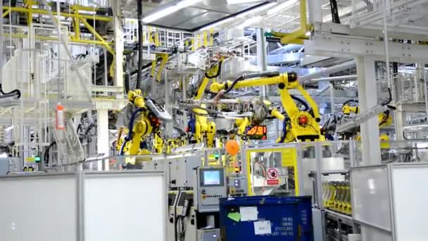 Gele robotarmen in de Skoda Auto fabriek werken — Stockvideo