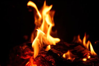 şöminede yanan ateşi
