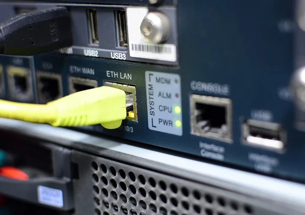 Server met netwerk kabel — Stockfoto
